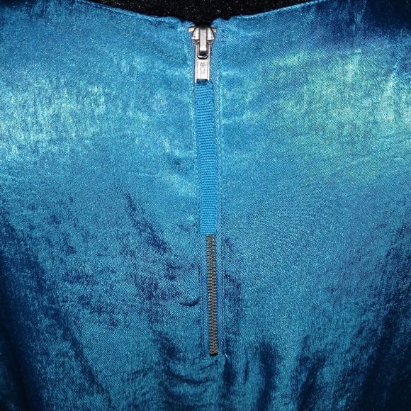 Sleeveless Teal Blouse - Picture 6 of 6